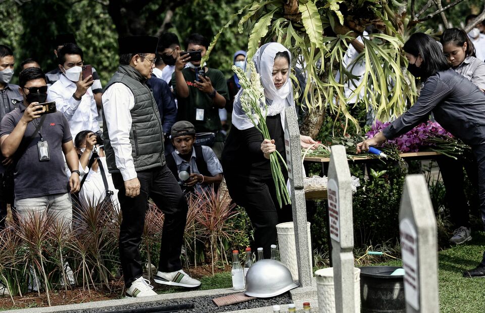National Awakening Party (PKB) Chairman Muhaimin Iskandar and House of Representatives Speaker Puan Maharani visit the Kalibata Heroes Cemetery in South Jakarta on September 25, 2022. (Joanito De Saojoao)