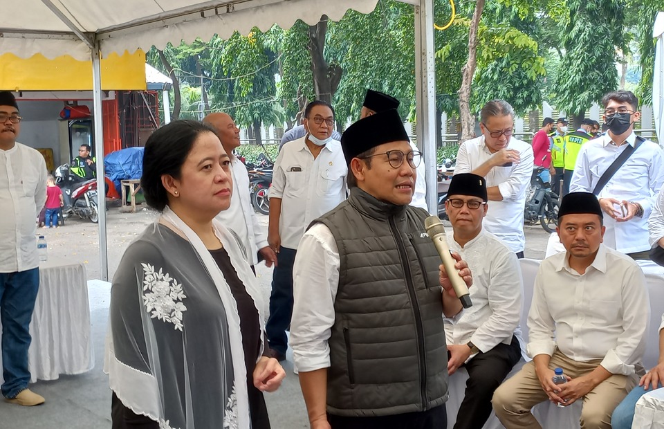 House of Representatives Speaker Puan Maharani, left, and National Awakening Party (PKB) Chairman Muhaimin Iskandar visit the Kalibata Heroes Cemetery in South Jakarta on September 25, 2022. (Joanito De Saojoao)