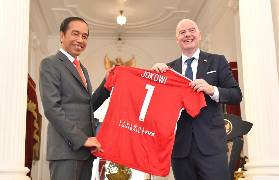 President Joko Widodo, left, receives a football shirt from FIFA President Gianni Infantino at the State Palace in Central Jakarta on October 18, 2022. (Presidential Press Bureau/Agus Suparto)