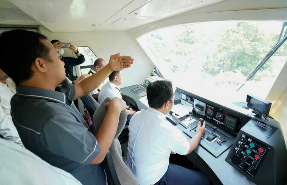 Train engineers operate a Trans Sulawesi train during a railway trial in South Sulawesi on October 29, 2022. (BTV Photo/Ifan Ahmad)