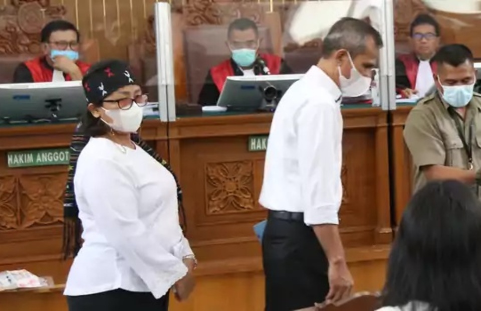 Samuel Hutabarat, center, and Rosti Simanjuntak, left, the parents of slain policeman Nofriansyah Yosua Hutabarat, arrive at the South Jakarta District Court on November 1, 2022. (Mohammad Defrizal)