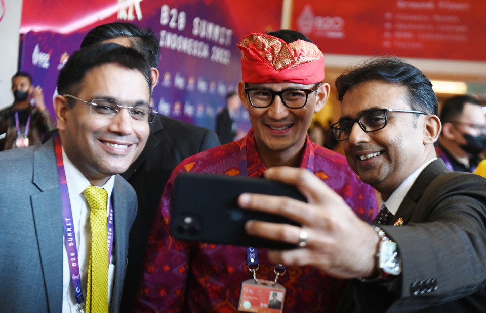 Delegates take a selfie with Tourism and Creative Economy Minister Sandiaga Salahuddin Uno, center, during the B20 Summit in Nusa Dua, Bali, on November 13, 2022. (Antara photo)