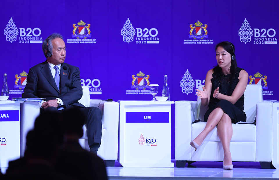 Mitsubishi Heavy Industries President and CEO Seiji Izumisawa, left, listens to Macquarie Group Asia CEO Verena Lim during a discussion at the B20 Summit in Bali on November 13, 2022. (Antara Photo).