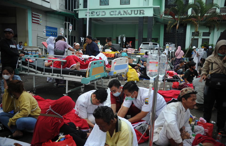 Medical workers treat earthquake victims in the courtyard of municipally-owned Sayang Hospital in Cianjur, West Java, on November 21, 2022. (Antara photo/Raisan Al Farisi) 