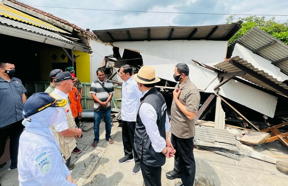 President Joko Widodo, third right, visits the earthquake-stricken area in Cianjur, West Java, on November 22, 2022. (B-Universe)