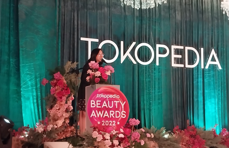 Somethinc co-founder and president Marsela Limesa gives a speech shortly after receiving the award for the fastest growing brand in Jakarta on Dec. 1, 2022. (JG Photo/Jayanty Nada Shofa)