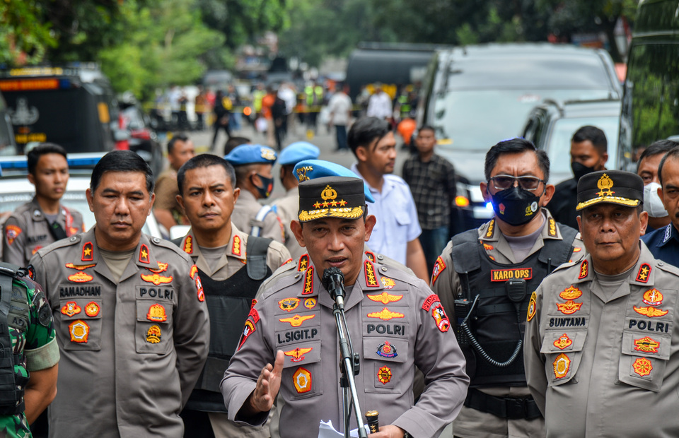 National Police Chief Listyo Sigit Prabowo, center, and West Java Police Chief Suntana, right, address journalists at Astana Anyar police station in Bandung, West Java, where a suicide bombing kills a policeman on December 7, 2022. (Antara Photo/Raisan Al Farisi)