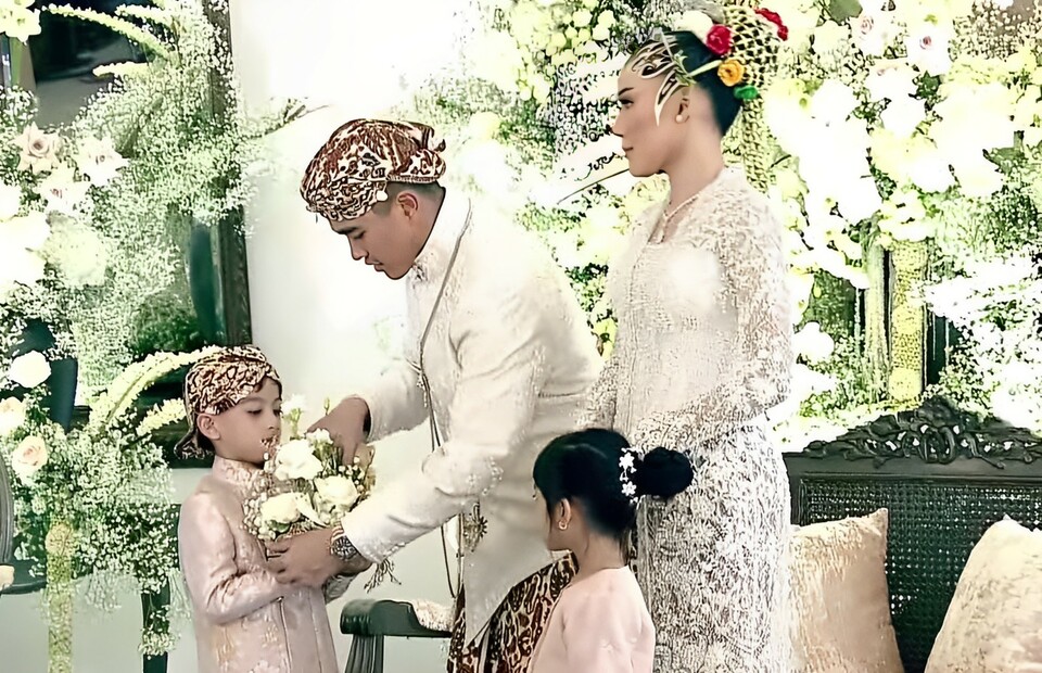 Jan Ethes dan Sedah Mirah membawakan cincin pernikahan untuk Kaesang Pangarep dan Erina Gudono di Pendopo Agung Kedaton Ambarrukmo, Royal Ambarrukmo, Sleman, DI Yogyakarta, Sabtu, 10 Desember 2022. 