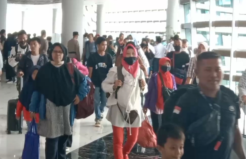 Ribuan penumpang kapal memadati Pelabuhan Bakauheni, Lampung Selatan, Lampung pada H-1 libur hari Raya Natal. Beritasatu Photo/Roy Triono