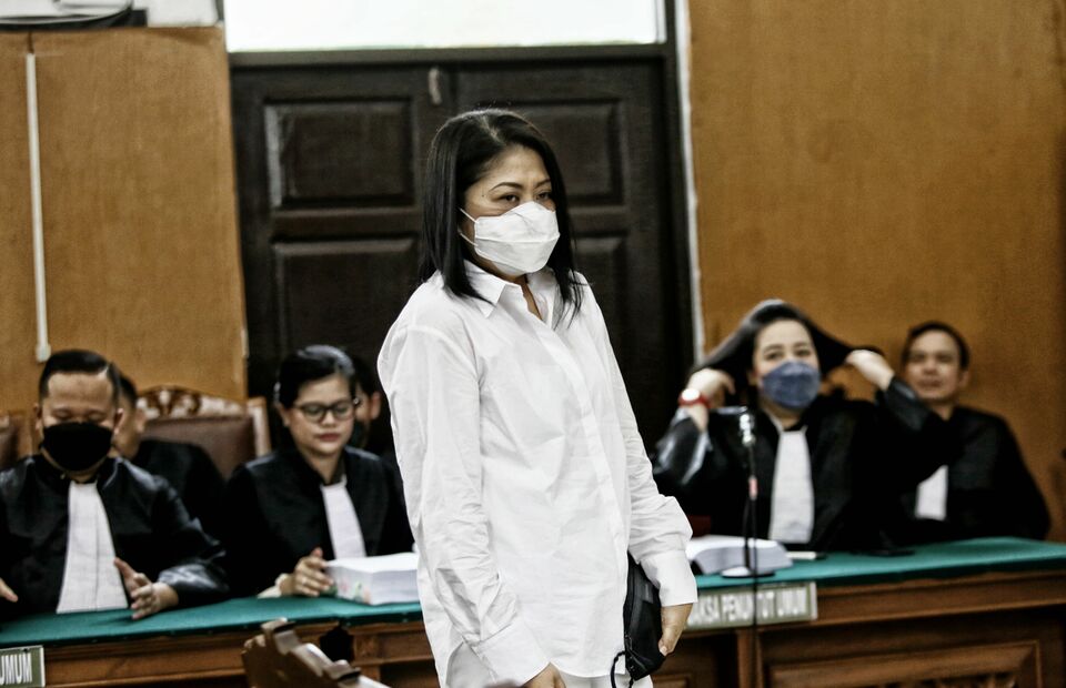Murder trial defendant Putri Candrawathi enters the South Jakarta courtroom in front of prosecutors on January 18, 2022. (Joanito De Saojoao)