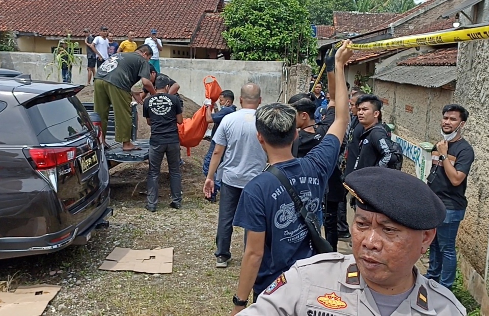 Police retrieve a body from a grave hidden inside a house in Cianjur, West Java, on January 19, 2023. (B-Universe photo/Guruh Permadi)
