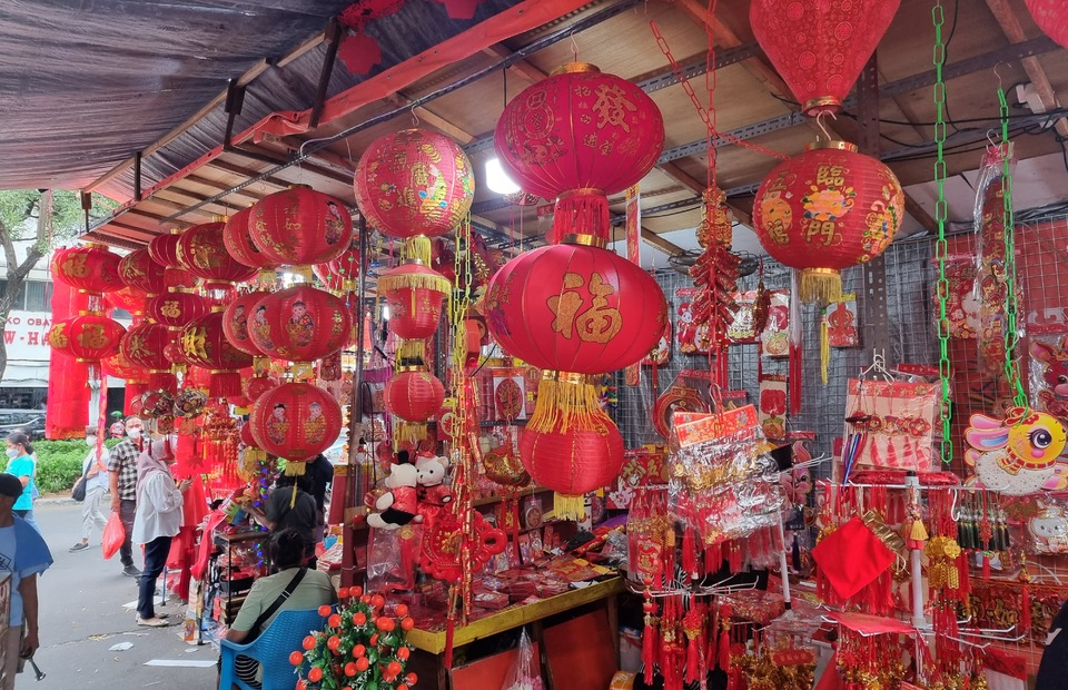 Glodok shines red as the markets are lined with red lanterns, wall decorations, and envelopes on Jan. 17, 2023. (JG Photo/Oliver Dixon)