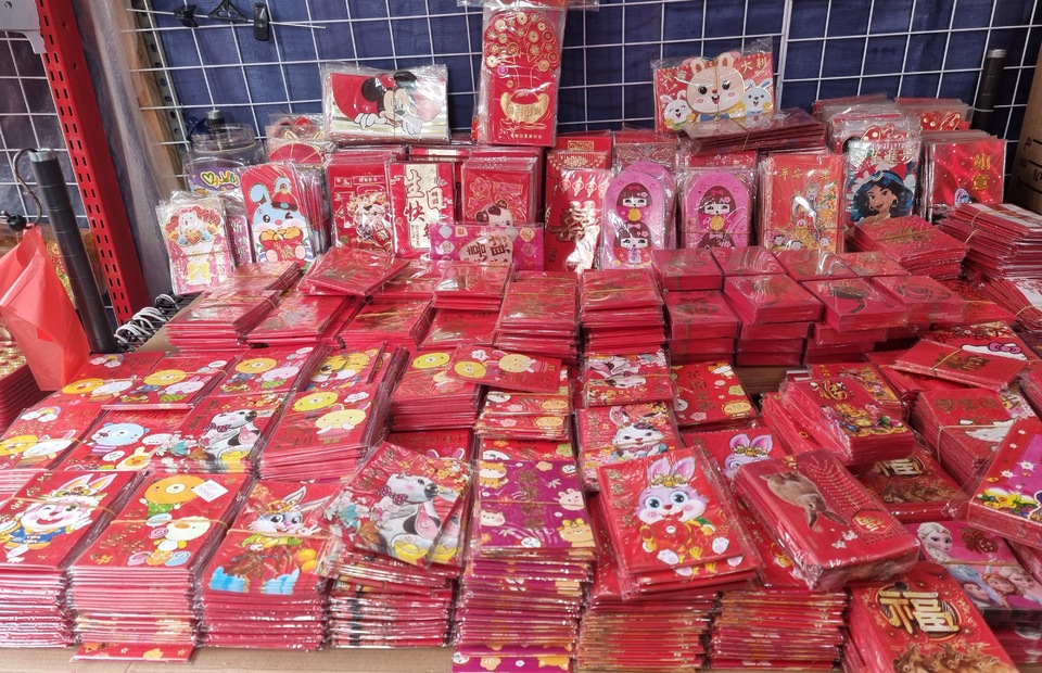 Red envelopes featuring rabbits as seen in Glodok on Jan. 17, 2023. (JG Photo/Oliver Dixon)