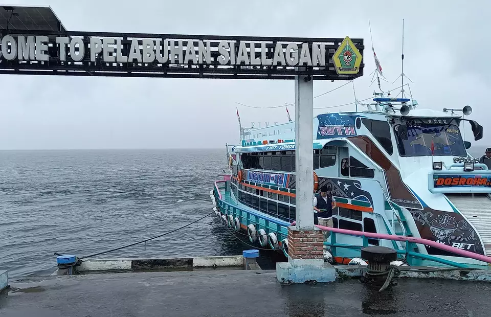 A tourist boat sits in Siallagan harbor on Samosir Island, Toba Lake, North Sumatra, on December 10, 2022. (Heru Andriyanto)