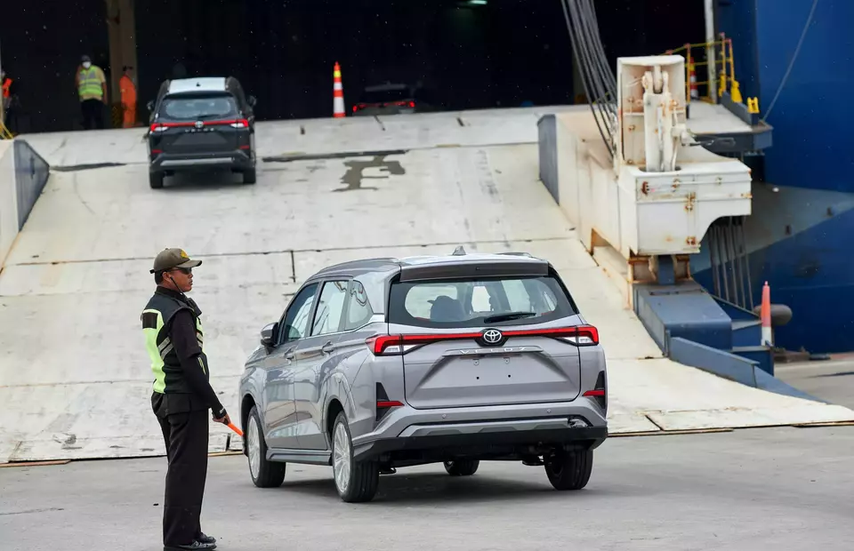 Toyota vehicles make their way into a ship at Patimban Port in Subang, West Java, for export deliveries. (Photo courtesy of Toyota Motor Manufacturing Indonesia)