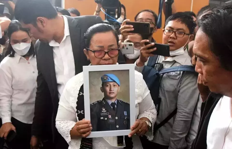 Rosti Siimanjuntak arrives at the South Jakarta District Court carrying the photograph of her slain son Nofriansyah Yosua Hutabarat before the court delivers the verdict to alleged murderer Ferdy Sambo on February 13, 2023. (Joanito de Saojoao)