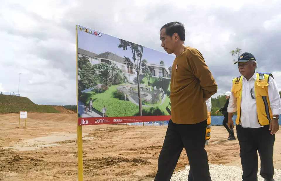 Presiden Joko Widodo (kiri) didampingi PUPR Basuki Hadimuljono meninjau lokasi pembangunan kompleks rumah menteri di Kawasan Inti Pusat Pemerintahan (KIPP) IKN Nusantara, Penajam Paser Utara, Kalimantan Timur, Kamis (23/2/2023). Sebanyak 36 rumah menteri dibangun di kawasan IKN Nusantara dengan target pembangunan selesai pada 2024. ANTARA FOTO/Hafidz Mubarak A/tom.