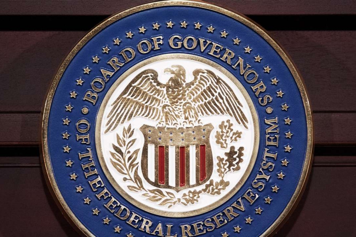 Logo The Fed pada  Gedung Dewan Federal Reserve di Washington, DC., Amerika Serikat (AS). ( Foto: AFP )
