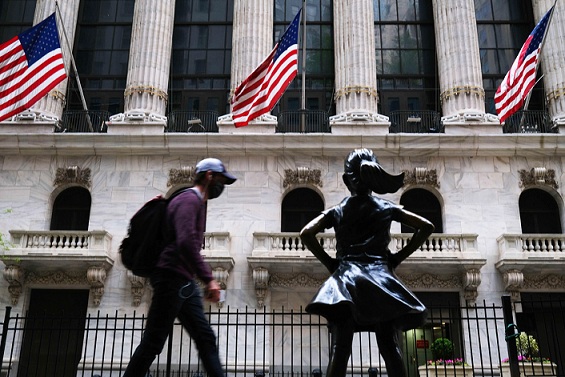 Pejalan kaki melintas di depan Bursa Efek New York (NYSE) di New York, AS. Foto: Spencer Platt / Getty Images / AFP