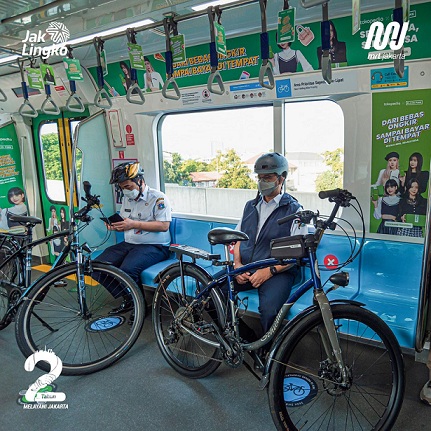 Gubernur DKI Jakarta Anies Baswedan uji coba fasilitas sepeda nonlipat di MRT Jakarta, Rabu (24/3/2021). Foto: MRT Jakarta