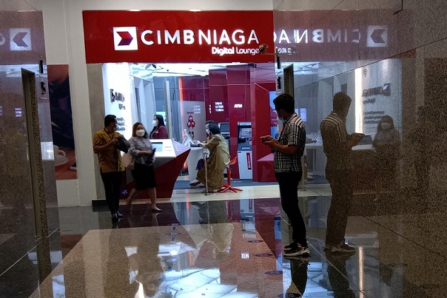 Nasabah melakukan transaksi di Digital Lounge CIMB Niaga di Jakarta, Senin (5/4/2021).  Foto ilustrasi: BeritaSatu Photo/Mohammad Defrizal