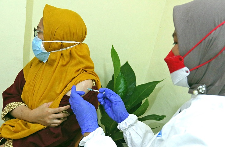 Warga yang berprofesi sebagai tenaga kesehatan mengikuti proses vaksinasi dosis ketiga atau booster di RSUD Matraman, Jakarta Timur, Jumat (6/8/2021). Foto:  BeritaSatuPhoto/Joanito De Saojoao