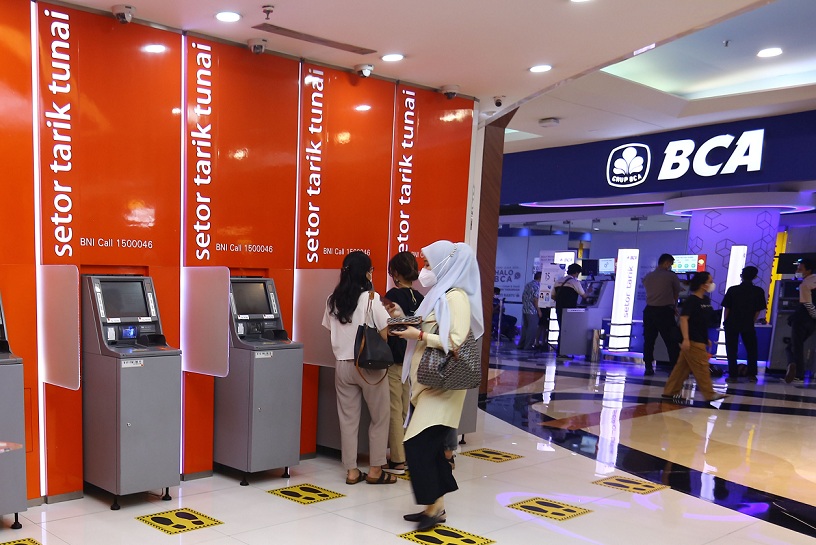 Nasabah bank melakukan transaksi menggunakan mesin anjungan tunai mandiri (ATM) BNI dan BCA di Jakarta. Foto ilustrasi: BeritaSatu Photo/Mohammad Defrizal
