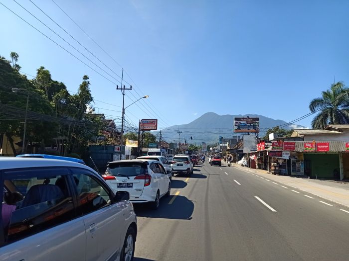 Antrean  kendaraan mengular sebelum Simpang Megamendung, Kabupaten Bogor, Sabtu (18/9/2021). 
