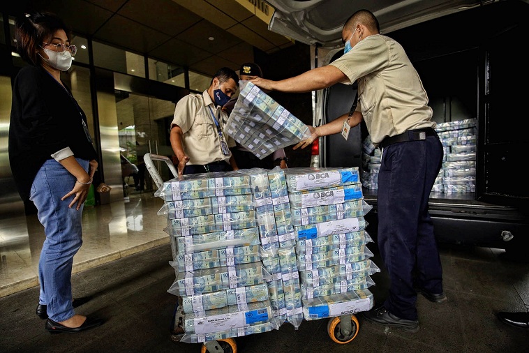 Uang tunai sebagai barang bukti dihadirkan dalam keterangan pers gelar pengungkapan perkara penipuan dengan skema Bussiness Email Compromise di Gedung Bareskrim Mabes Polri, Jakarta, Jumat (1/10/2021).  Foto: BeritaSatuPhoto/Joanito De Saojoao