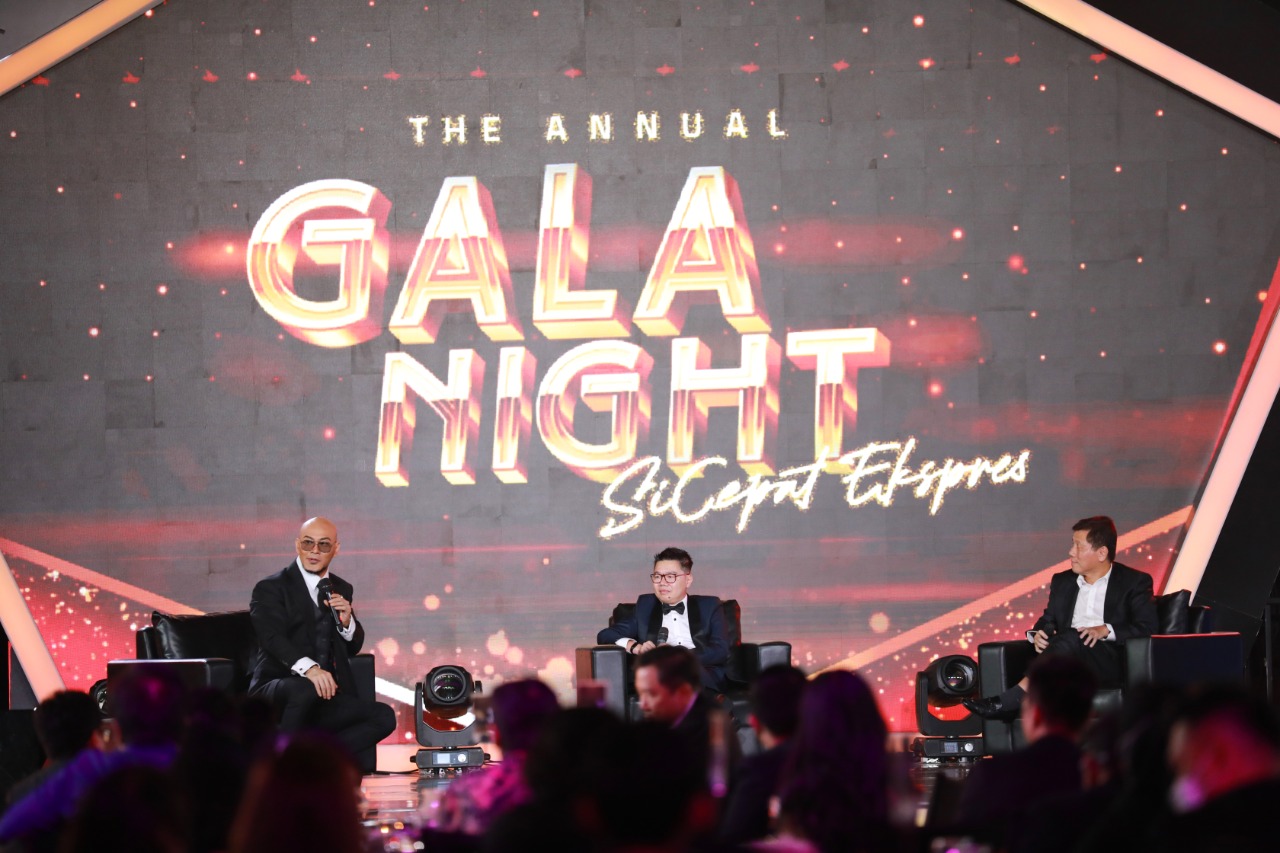 Sesi Talk Show Deddy Corbuzier bersama CEO SiCepat Ekspres, The Kim Hai dan Managing Director MCASH, Jahja Suryandi dalam acara The Annual Gala Night SiCepat Ekspres. 

