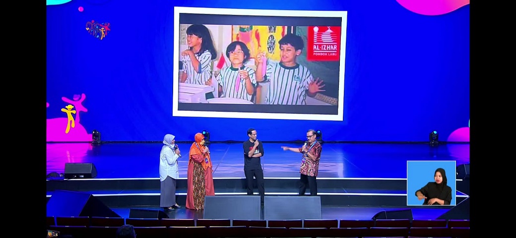 Mendikbudristek Nadiem Anwar Makarim bersama tiga guru SD.menikmati tayangan foto kenangan  semasa SD