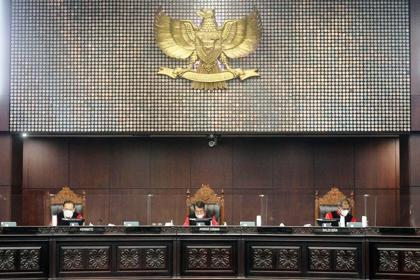 Ketua Mahkamah Konstitusi Anwar Usman (tengah), bersama hakim konnstitusi lainnya, Salid Isra (kanan), dan Aswanto (kiri), memimpin jalannya sidang putusan UU Cipta Kerja di Mahkamah Konstitusi, Jakarta, Kamis (25/11/2021).  Foto: BeritaSatuPhoto/Joanito De Saojoao
