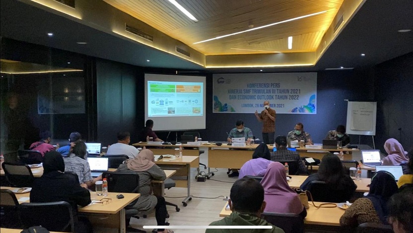 Direktur Utama SMF Ananta Wiyogo dan jajaran direksi SMF dalam Konferensi Pers Pencapaian Kinerja SMF Triwulan III Tahun 2021, di Mataram, NTB, pada Jumat (26/11) malam. Foto: Investor Daily/Totok Subagyo