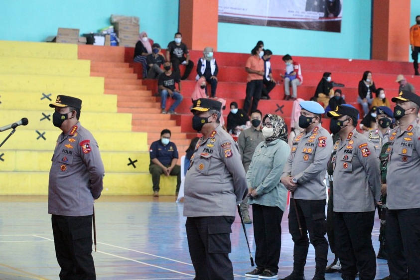 Kapolri Jenderal Polisi Listyo Sigit Prabowo didampingi Bupati Bogor Ade Yasin meninjau vaksinasi di Kemang, Kabupaten Bogor, Sabtu (27/11/2022).