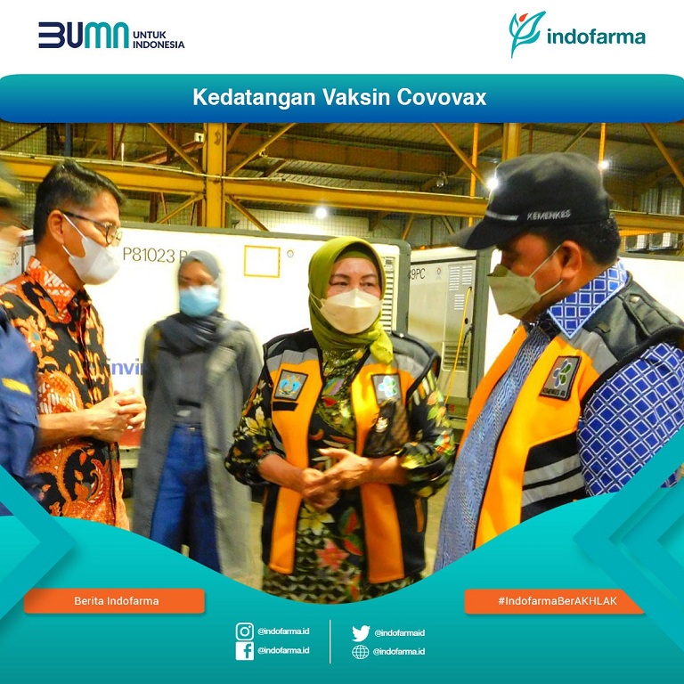 Direktur Utama PT Indofarma Tbk (INAF) Arief Pramuhanto beserta tim dan jajarannya menyambut kedatangan vaksin Covid -19 merk Covovax untuk yang pertama kali ke Indonesia. Sabtu (27/11). Foto: Infopublik Kominfo