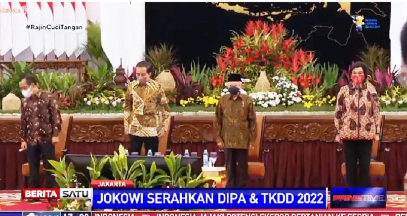 Presiden Joko Widodo dalam acara Penyerahan DIPA dan Buku Daftar Alokasi Transfer ke Daerah dan Dana Desa Tahun 2022, Senin (29/11/2021). Sumber: BSTV