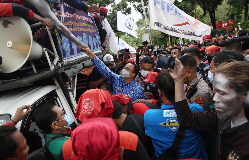 Gubernur DKI Anies Baswedan menemui massa buruh dari berbagai elemen dalam aksi unjuk rasa menolak UMP 2021 di depan Balai Kota, Jakarta, Senin (29/11/2021).  Foto: BeritaSatuPhoto/Joanito De Saojoao