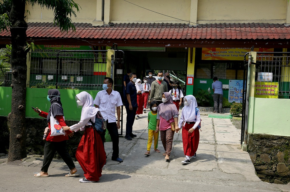 Sejumlah murid SD dijemput orang tuanya usai mengikuti pembelajaran tatap muka di SDN 05 Pela Mampang, Jakarta Selatan, Rabu (5/1/2022). Foto: BeritaSatuPhoto/Joanito De Saojoao