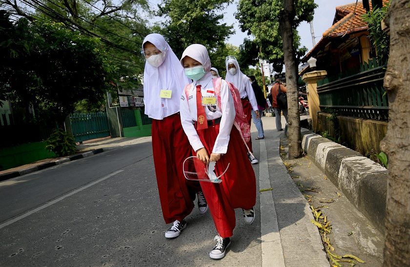 Murid SD pulang sekolah usai mengikuti pembelajaran tatap muka di SDN 05 Pela Mampang, Jakarta Selatan, Rabu (5/1/2022).  Foto: BeritaSatuPhoto/Joanito De Saojoao