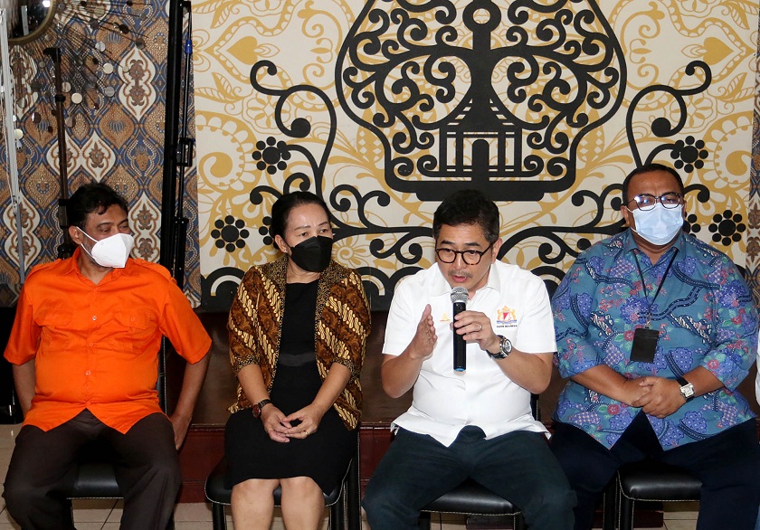 Ketua Umum Kadin Indonesia Arsjad Rasjid (kedua kanan) memberikan keterangan bersama Presiden KSPI Said Iqbal (kiri), Presiden DEN KSBSI Elly Rosita Silaban (kedua kiri) dan Presiden KSPSI Andi Gani Nena Wea (kanan) usai pertemuan di Jakarta, Kamis (13/1/2022).  Foto: BeritaSatuPhoto/Joanito De Saojoao