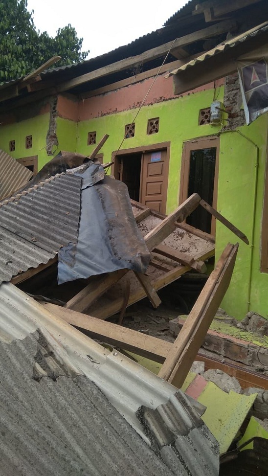 Beberapa rumah di Pandeglang mengalami kerusakan. akibat gempa 6,7 M, Jumat sore (14/1/2022). Foto: IST 