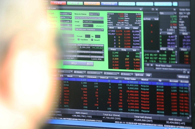Investor memantau pergerakan saham di monitor salah satu sekuritas di Jakarta. Foto ilustrasi: Beritasatu Photo/Uthan AR