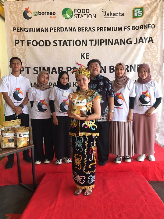 Pelepasan 21,5 ton produk beras FS-Borneofood ke Kalimantan di Gudang SRG Jakarta yang merupakan fasilitas produksi dan pegudangan milik PT Food Station Tjipinang Jaya, Senin (24/1/2022).