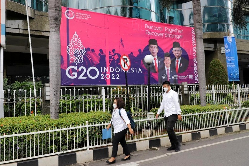 Sejumlah ASN KKP melintasi poster dukungan kementerian tersebut dalam rangka menyambut perhelatan G20 yang puncak acara Leaders Summit di Bali pada bulan Oktober mendatang.  Foto: KKP