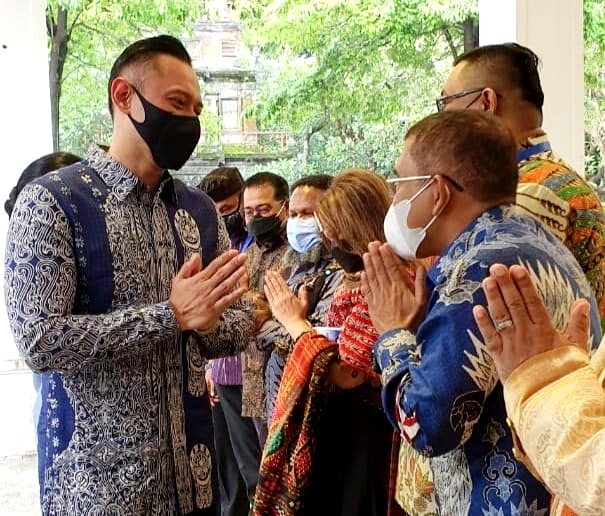 Ketua DPD Partai Demokrat DKI Jakarta, Mujiyono terlihat menyambut kedatangan Ketum AHY di acara Perayaan Natal Nasional Partai Demokrat 2021 di Hotel Sultan, Jakarta, Sabtu, 29 Januari 2022. Foto: Istimewa