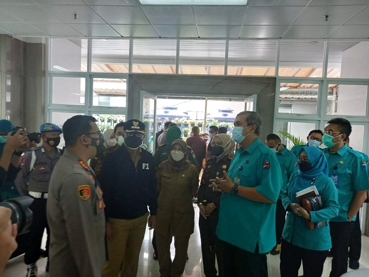 Wali Kota Bogor Bima Arya saat meninjau ketersedian tempat tidur isolasi di beberapa rumah sakit di Kota Bogor, Senin (7/2/2022).