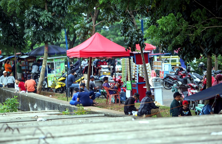 Warga beraktivitas rekreasi di kawasan Tanah Kusir, Bintaro, Jakarta Selatan, Minggu (13/2/2022).  Foto ilustrasi: BeritaSatuPhoto/Joanito De Saojoao