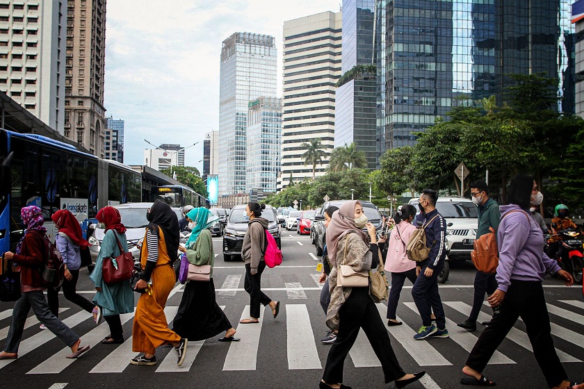 Sejumlah pekerja melintas di Jalan Jenderal Sudirman, Jakarta, Selasa (15/2/2022). Foto ilustrasi:  BeritaSatuPhoto/Joanito De Saojoao
