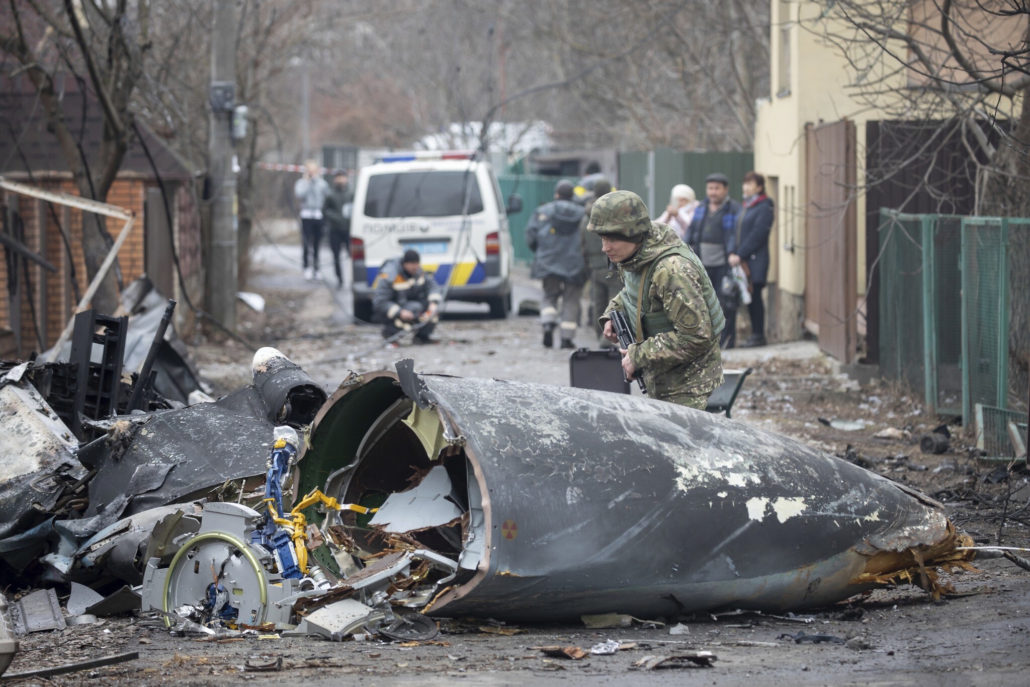 Seorang tentara Ukraina tengah mengamati proyektil rudal yang jatuh di tengah kota Kiev, Jumat (25/2/2022). Foto AP-Vadim Zamirovsky