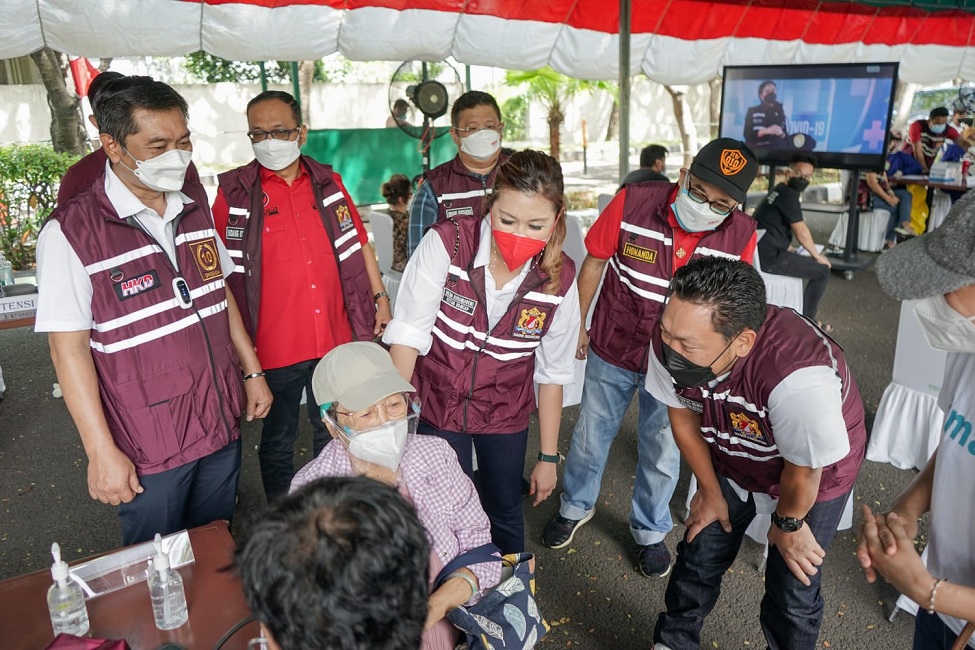 Kadin Indonesia gelar vaksinasi booster di Balai Warga RW 10 Kapuk Muara Fasum Blok E1, Taman Grisenda, Pantai Indah Kapuk (PIK), Jakarta Utara. Foto: IST